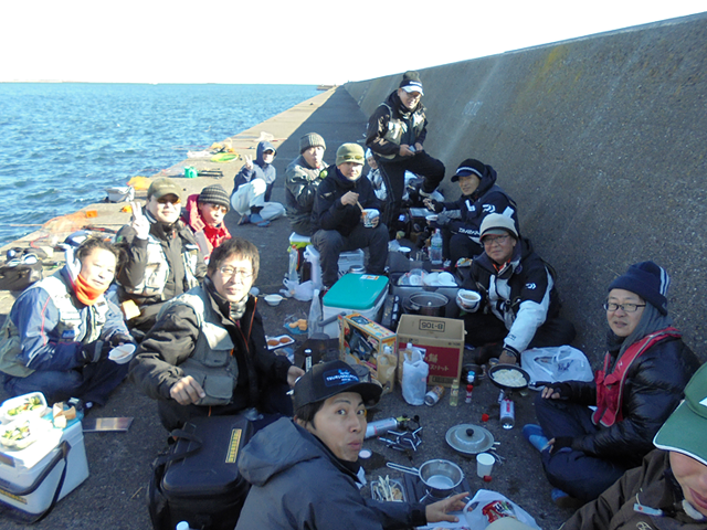 年末助け合い炊き出しをしてくれた川崎新堤黒鯛釣りクラブの方々に感謝