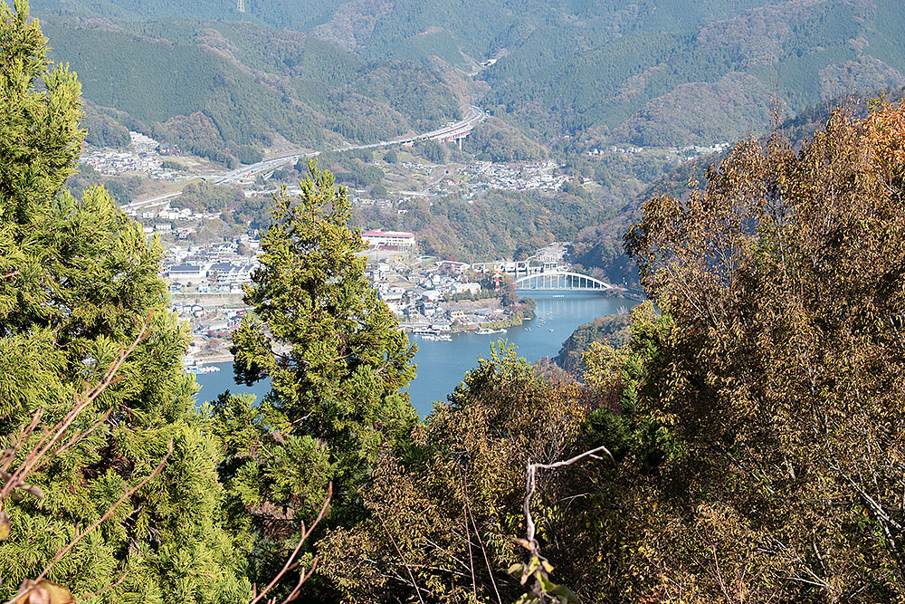 相模湖を見おろす石老山に登る #2