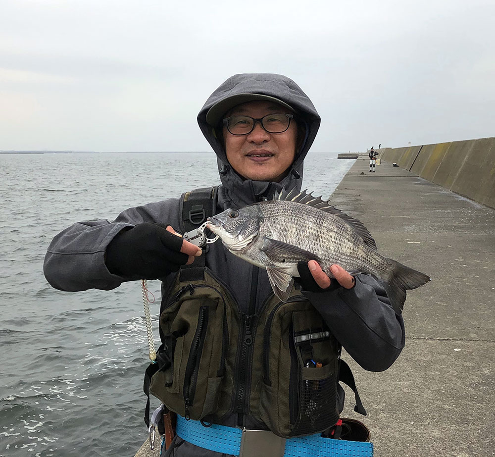 春明け切らず魚影薄し