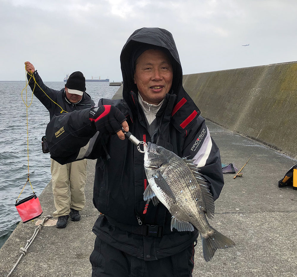 春明け切らず魚影薄し